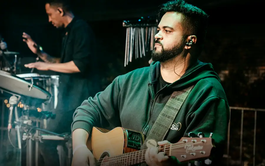 Edmar Rodrigues tocando violão ao vivo — mentor da Comunidade Músico Livre
